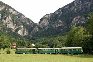3-Wagen-Zug fährt durch die Thalhofschleife Richtung Reichenau (© ÖGLB/Albin Michlmayr)