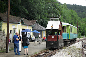 E-Lok E1 und Beiwagen 11 vor dem Bahnhof Payerbach-Lokalbahn (© ÖGLB/Albin Michlmayr)
