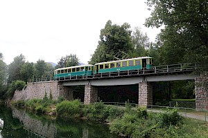 Ein 3-Wagen-Zug auf der Kurhausbrücke. (© ÖGLB/Ferdinand Drexler)
