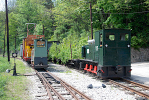 Zwei Arbeitszüge im Bahnhof Payerbach-Lokalbahn: links mit der Diesellok V10, rechts mit der Diesellok V2. (© ÖGLB/Albin Michlmayr)