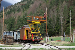 Fahrleitungsarbeiten in Hirschwang mit dem Turmwagen (© ÖGLB/Albin Michlmayr)