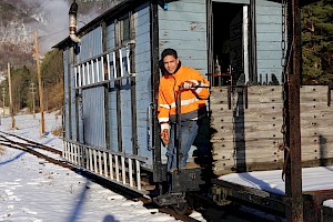 Auch im Winter wird an der Strecke der Höllentalbahn gearbeitet - bereits als Jugendlicher kann man mithelfen. (© ÖGLB/Albin Michlmayr)